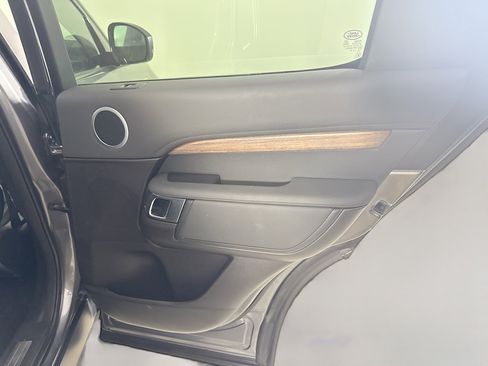 Used 2018 Land Rover Discovery HSE image 28