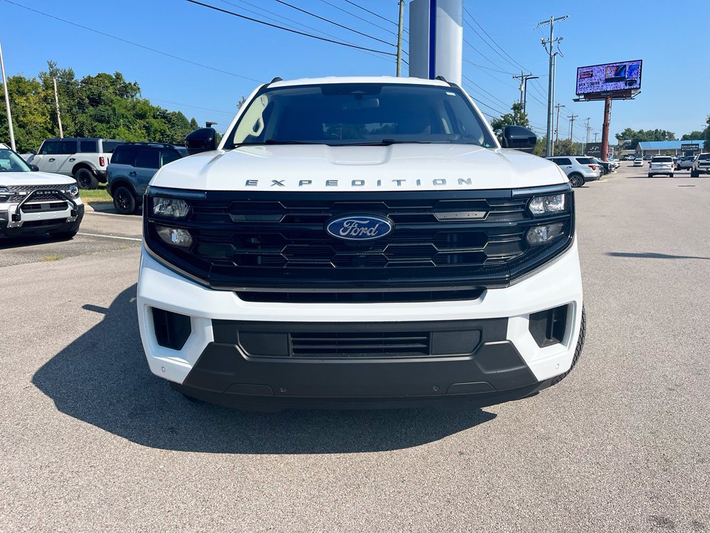 Used 2025 Ford Expedition Active RWD image 2