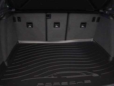 Certified 2026 Porsche Macan AWD/4WD image 13