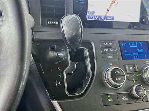 Used 2015 Toyota Sienna SE Premium FWD image 25