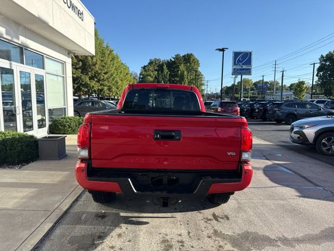 Used 2018 Toyota Tacoma TRD Off-Road w/ Technology Package AWD/4WD image 4