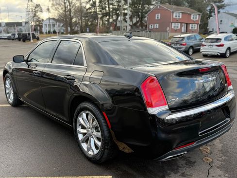 Used 2018 Chrysler 300 Touring L image 6