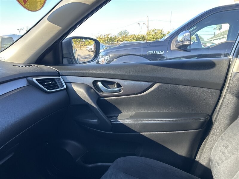 Used 2016 Nissan Rogue S AWD/4WD image 12