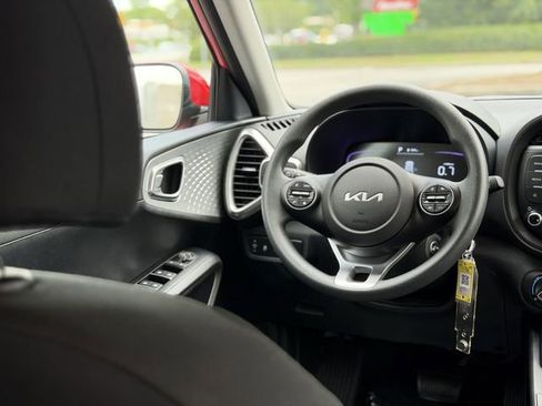 Certified 2025 Kia Soul LX w/ LX Technology Package FWD image 33