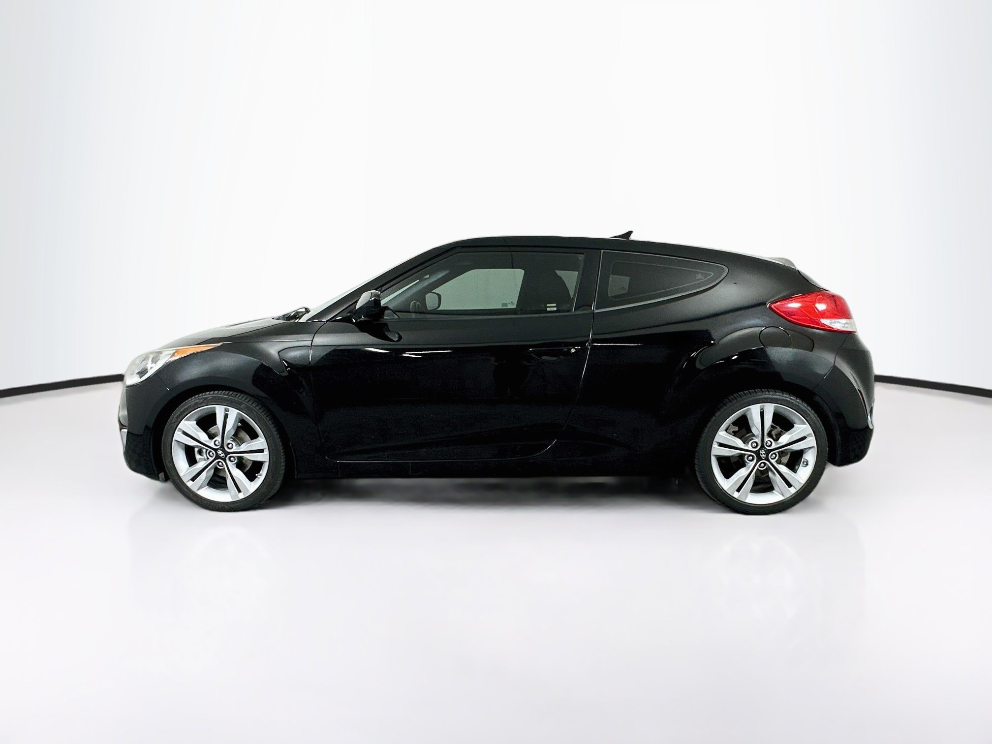 Used 2017 Hyundai Veloster Value Edition FWD image 4