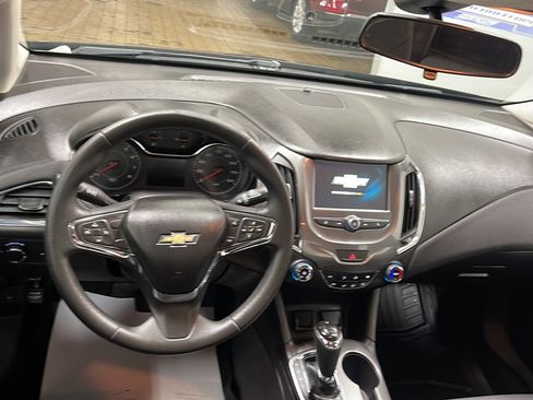 Used 2017 Chevrolet Cruze LT FWD image 3