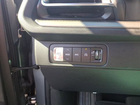 Used 2025 Chevrolet Traverse LT image 10