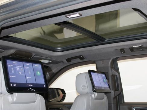 Used 2021 GMC Yukon XL SLT w/ SLT Premium Package image 12