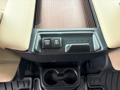 Used 2024 Toyota Sienna XLE FWD image 8