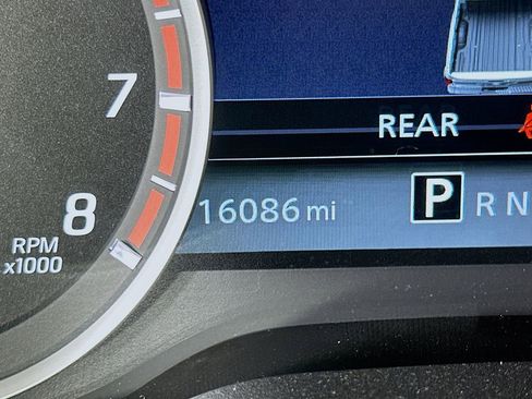 Used 2024 Nissan Titan SV w/ SV Convenience Package image 31