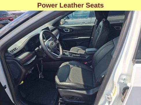 Used 2025 Jeep Compass Trailhawk w/ Trailhawk Convenience Group AWD/4WD image 10