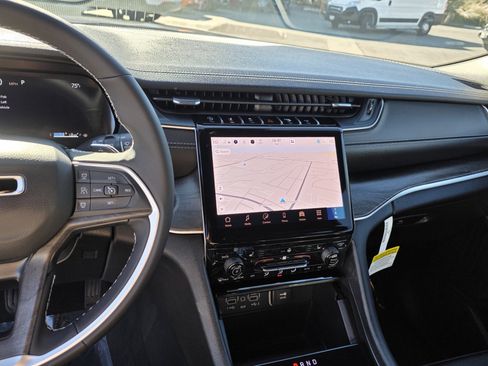 New 2025 Jeep Grand Cherokee Limited image 17