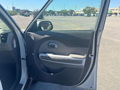 Used 2016 Kia Soul EV FWD image 14