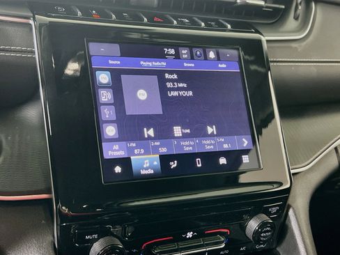 Used 2023 Jeep Grand Cherokee Laredo AWD/4WD image 14