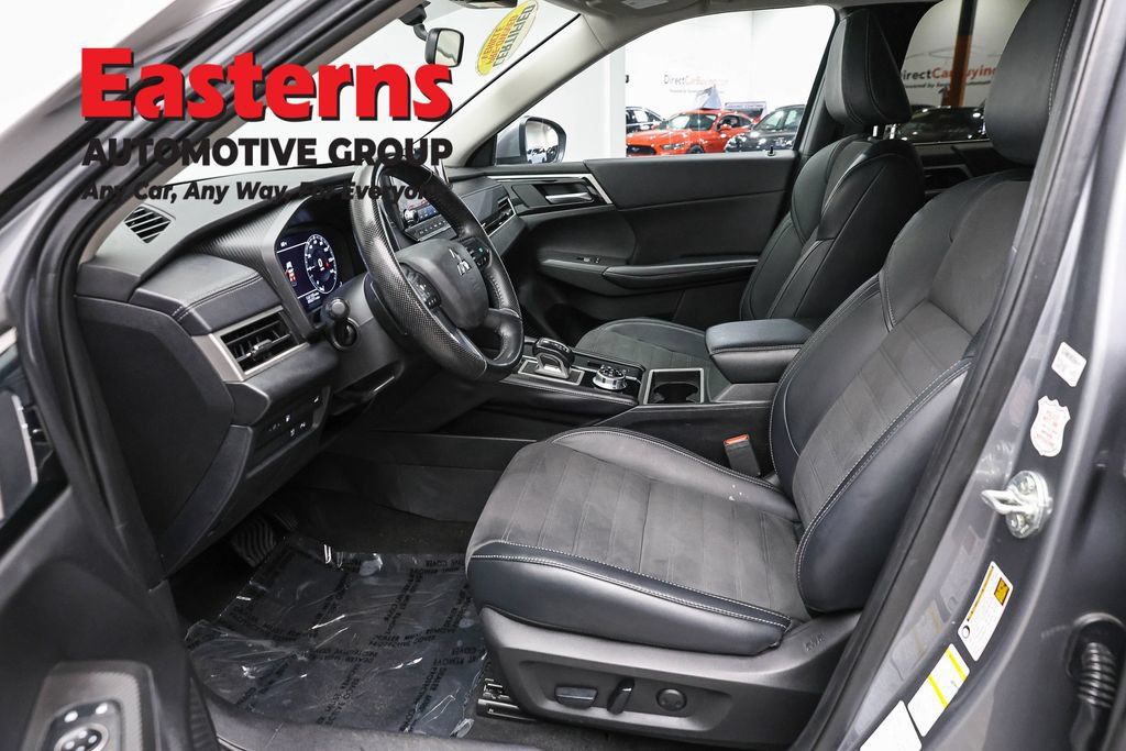 Used 2023 Mitsubishi Outlander SE AWD/4WD image 16