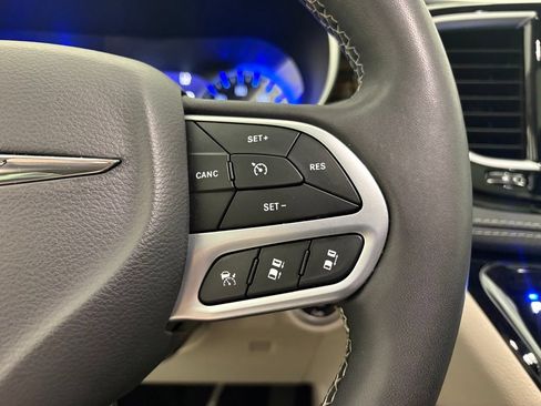 Used 2023 Chrysler Pacifica Limited FWD image 5