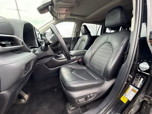 Used 2024 Toyota Highlander XLE AWD/4WD image 6