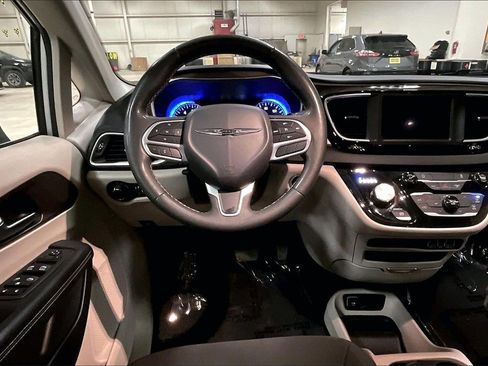 Used 2024 Chrysler Voyager LX image 5