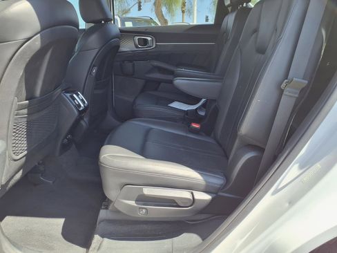 Used 2023 Kia Sorento SX AWD/4WD image 16
