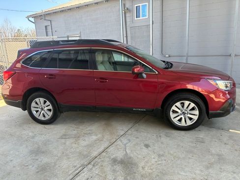 Used 2018 Subaru Outback 2.5i Premium AWD/4WD image 3