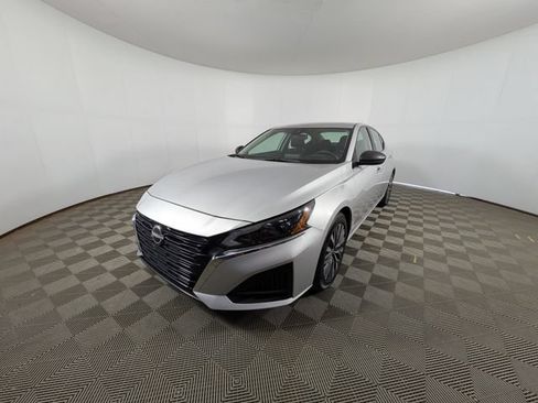 Used 2024 Nissan Altima 2.5 SV FWD image 24