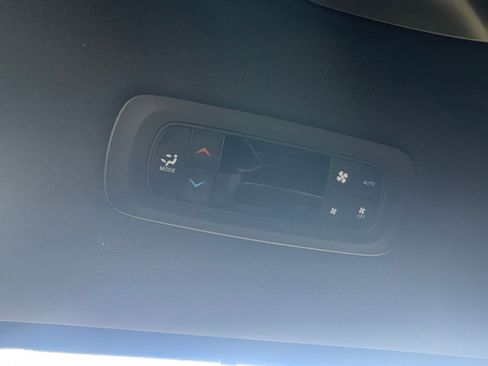 Used 2025 Chrysler Pacifica Select image 24