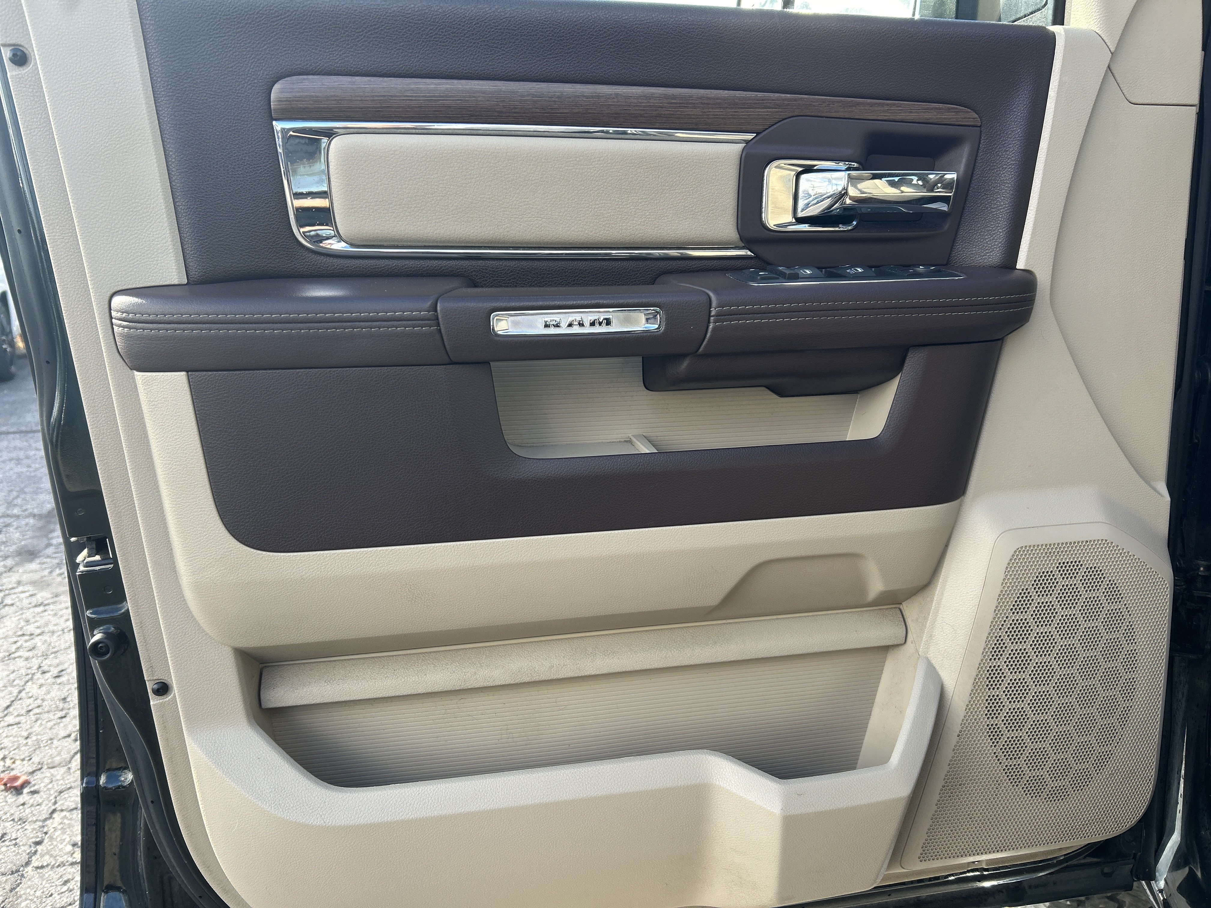 Used 2015 RAM 1500 Laramie w/ Convenience Group AWD/4WD image 9