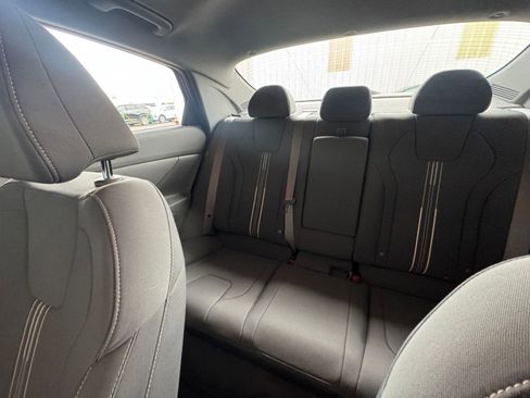 Used 2025 Hyundai Elantra SEL image 39