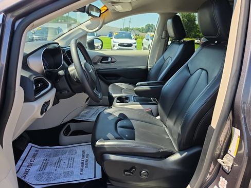 Certified 2023 Chrysler Pacifica Touring-L FWD image 13