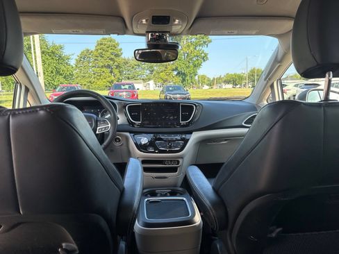 Used 2023 Chrysler Pacifica Touring-L FWD image 26