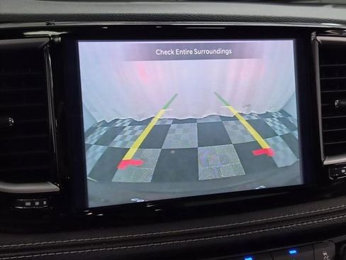 Used 2025 Chrysler Pacifica Limited image 27