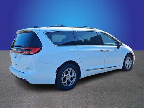 Used 2023 Chrysler Pacifica Limited FWD image 5