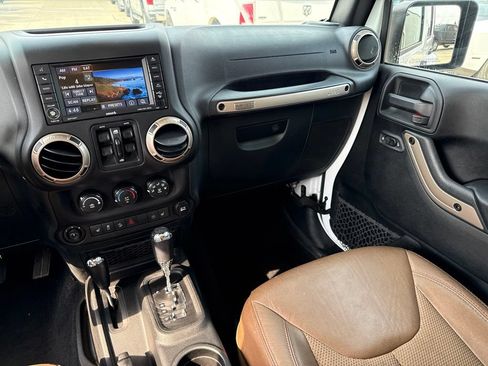 Used 2017 Jeep Wrangler Unlimited Sahara AWD/4WD image 9