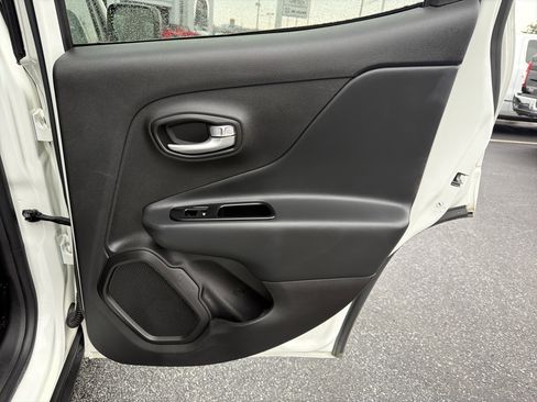 Used 2023 Jeep Renegade Latitude image 16