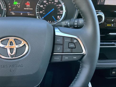 Used 2021 Toyota Highlander Platinum FWD image 25