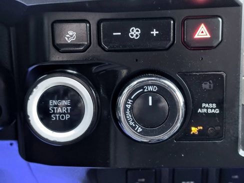 Used 2018 Toyota Tacoma TRD Off-Road w/ Technology Package AWD/4WD image 25