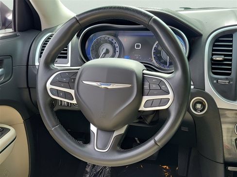 Used 2018 Chrysler 300 Touring L AWD/4WD image 7