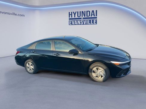 New 2026 Hyundai Elantra SE FWD image 4