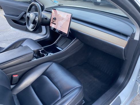 Used 2019 Tesla Model 3 Standard Range image 23