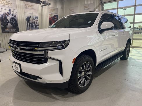 Used 2021 Chevrolet Suburban LT w/ LT Signature Package AWD/4WD image 3