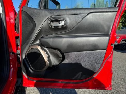Used 2023 Jeep Renegade Latitude AWD/4WD image 13