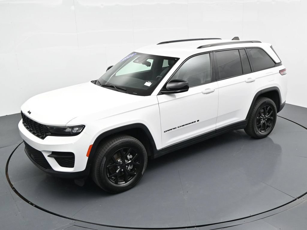 Used 2024 Jeep Grand Cherokee Altitude AWD/4WD image 18