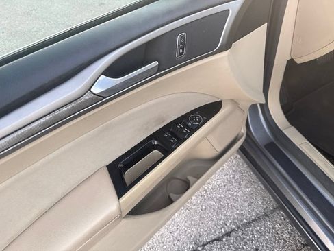 Used 2014 Ford Fusion SE FWD image 11