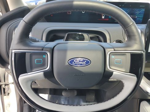 Used 2025 Ford Expedition Platinum w/ Driver's Package image 28