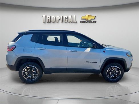 Used 2024 Jeep Compass Trailhawk image 6