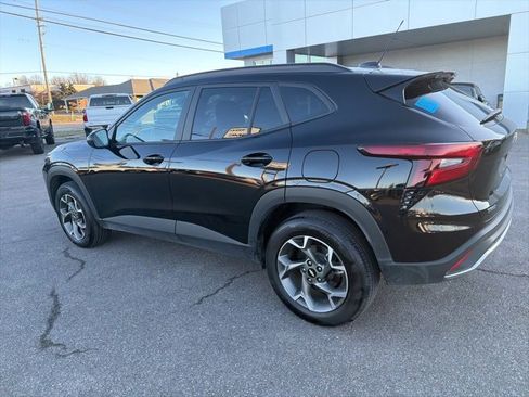 Used 2025 Chevrolet Trax LT w/ LT Convenience Package image 21