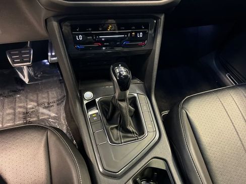 Certified 2022 Volkswagen Tiguan SE R-Line FWD image 28