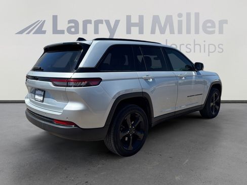 Used 2024 Jeep Grand Cherokee Altitude AWD/4WD image 5