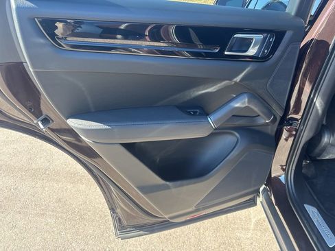 Used 2023 Porsche Cayenne image 12