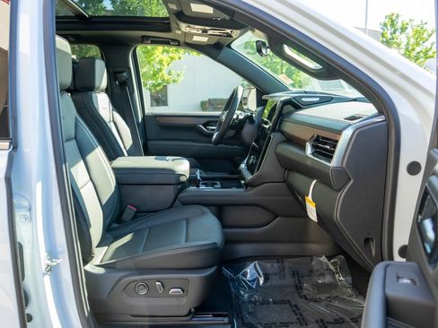 New 2026 GMC Yukon XL Denali w/ Denali Reserve Package AWD/4WD image 10